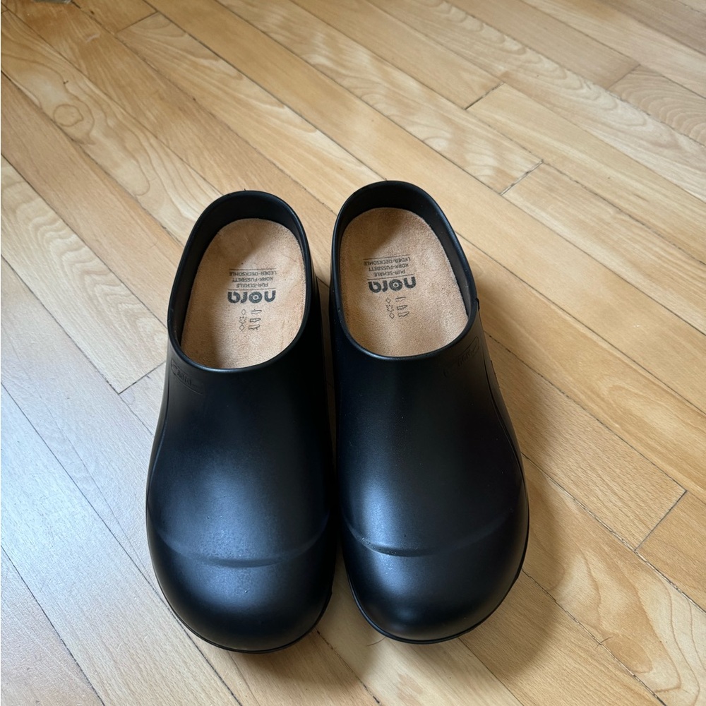 Heavy Duty gardening clogs (size 44)